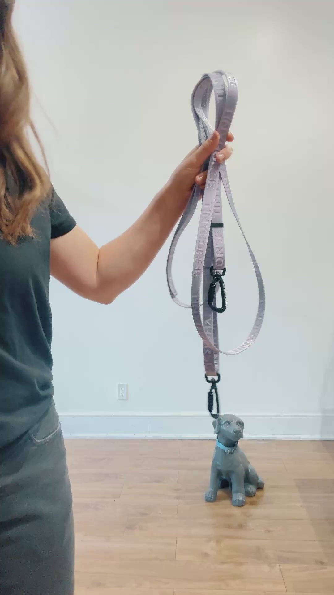 Demonstration of how the infinite is used to walk one dog hands free. It’s a long, ten-foot leash. It’s demonstrated how you tie a knot to create a loop that you slip the carabiner clip into. This turns the Infinite into a waist or crossbody dog walking belt. There is a secure auto-locking clasp to clip onto your dog. As well, a three-level traffic handle that gives ample hands-on control when needed. 